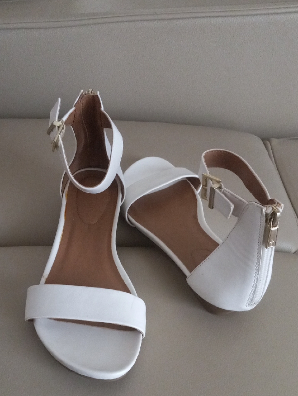 Kenneth Cole Reaction Women’s White Ankle-Strap Sandals Low Wedge Sandals Size 8
